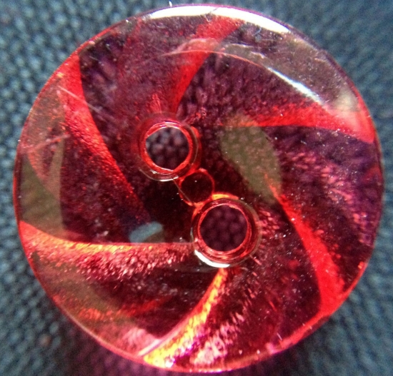 Immagine di Bottone due buchi rotondo con motivo a girandola rosso trasparente 15 mm