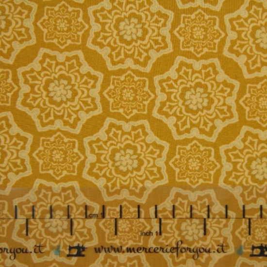 Cotone Americano Timeless Treasures Fabrics (3238) - collezione Holiday fantasia su base oro - vendita al metro h. 110