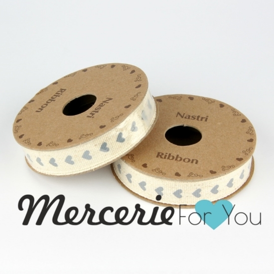 Nastro in cotone e lino fantasia cuoricini - Bobina da 3 mt 55% Cotone, 45% Lino Bobina da 3 metri di nastro in cotone 100% stampato con fantasia cuori. Altezza 15 mm