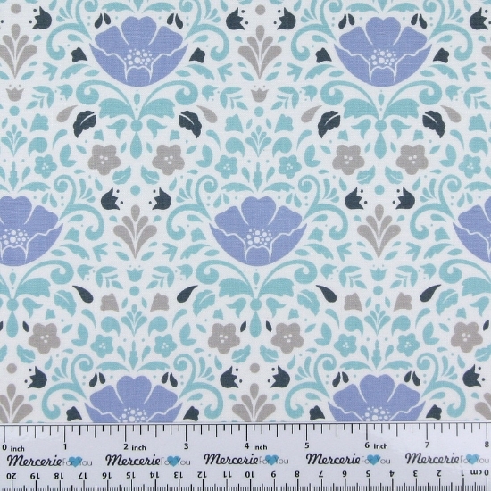 Floral Damask in Aqua 2143001 Collezione Ethereal di Camelot Fabrics. Tessuto in cotone americano Fantasia floreale su fondo bianco.