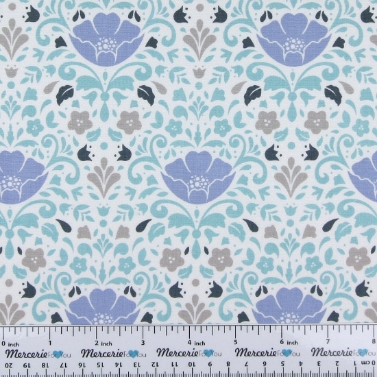 Floral Damask in Aqua 2143001 Collezione Ethereal di Camelot Fabrics. Tessuto in cotone americano Fantasia floreale su fondo bianco.