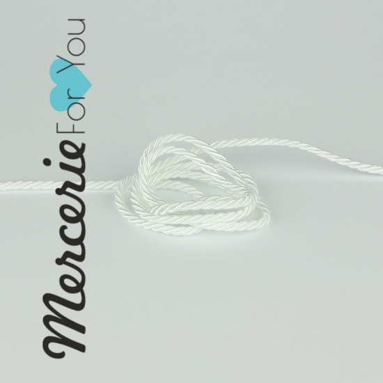 Cordino  colore bianco 3,5 mm. Questo articolo è perfetto per decorare oggetti, confezionare articoli di cucito creativo, impacchettare regali ed anche per realizzare creazioni di artigianato. Materiale : acetato, acrilico. Vendita al metro.