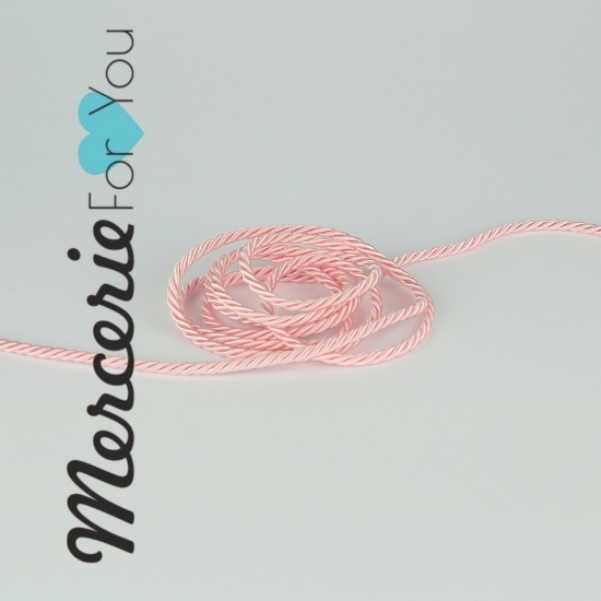 Cordino colore rosa 3,5 mm. Questo articolo è perfetto per decorare oggetti, confezionare articoli di cucito creativo, impacchettare regali ed anche per realizzare creazioni di artigianato. Materiale : acrilico, acetato. Vendita al metro.