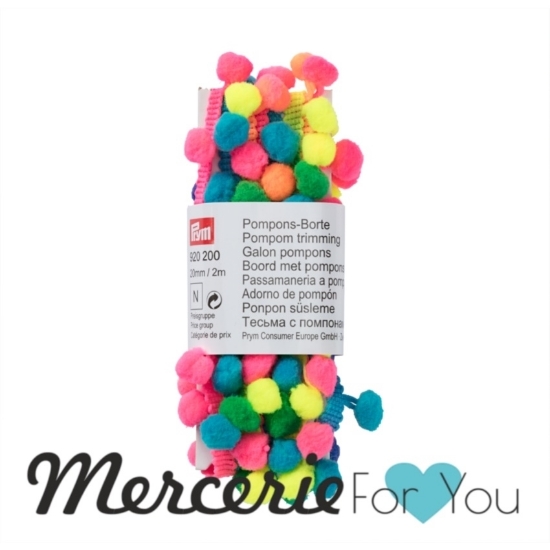 Nastro intrecciato Prym con pompon multicolore 20 mm. Nastro di finitura da applicare su capi di abbigliamento e oggetti. Ideale per costumi, foulard, completi, cuscini, paralumi e molto altro. L'utilizzo dei pompon sui vostri tessuti donerà al capo originalità e colore. Bobina da 2 metri.