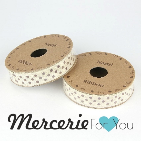 Nastro in cotone e lino fantasia a pois– altezza 15 mm - bobina da 3 mt. Bobina da 3 metri di nastro stampato con pois marroni su fondo neutro. Ideale per confezionare, decorare e completare articoli di cucito creativo. L'elegante e raffinata fantasia accompagnata da toni naturali e tenui rendono questo nastrino perfetto per decorazioni in stile shabby chic. 55% Cotone, 45% Lino