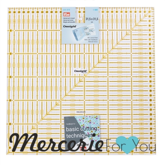 611319 Regolo universale 31,5 x 31,5 cm con diagonale - 1 pezzo. Questo regolo 611319 Omnigrid di Prym è un compagno indispensabile per il patchwork, la sartoria e il cucito creativo.