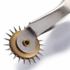 611277 Rotella da tracciamento per sarti con impugnatura in legno e ruota in metallo dentata extra tagliente - Dim. 16 cm - 1 pezzo.