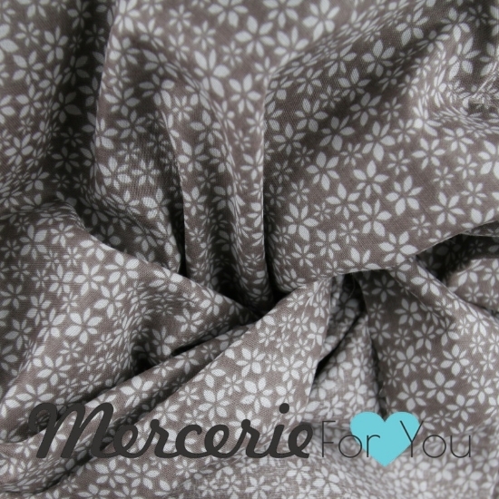 Tessuto in garza di cotone double gauze collezione Magnolia di Camelot Fabrics 2240405G-03 fantasia floreale fondo marrone