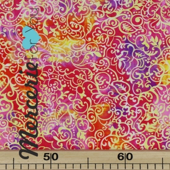 Collezione Callie by Quilting Treasures 1649-27129 P - tessuto in cotone americano con fantasia a motivo arabescato su fondo fucsia e rosso h.110 cm vendita al metro