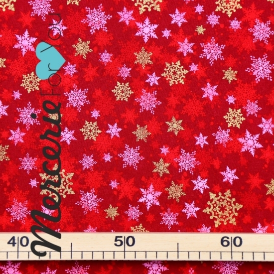 Tessuto in cotone americano Winter's Grandeur 19331-3 deisgned Liza Bea Studio per Robert Kaufman Fabrics - fantasia fiocchi di neve rosso e oro - vendita al metro h. 110 cm